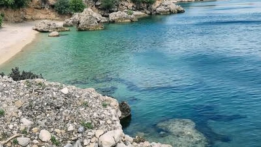 Oleaje en la orilla de Plaža tratice, costa de Općina Sukošan
