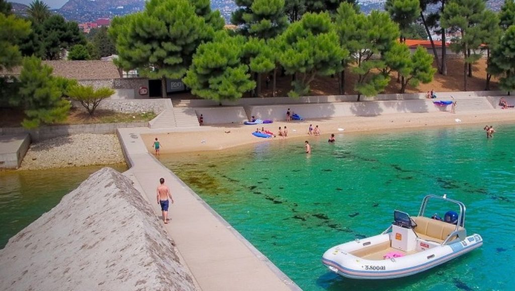 Acceso a Plaža tratice desde el aparcamiento, Općina Sukošan