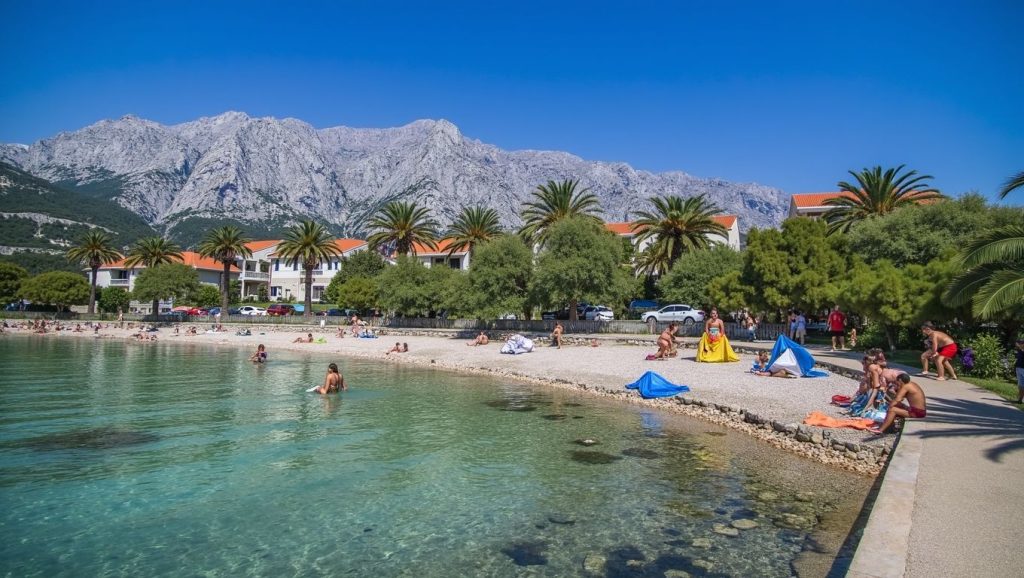 Oleaje en la orilla de Plaža Trstenica, costa de Croacia