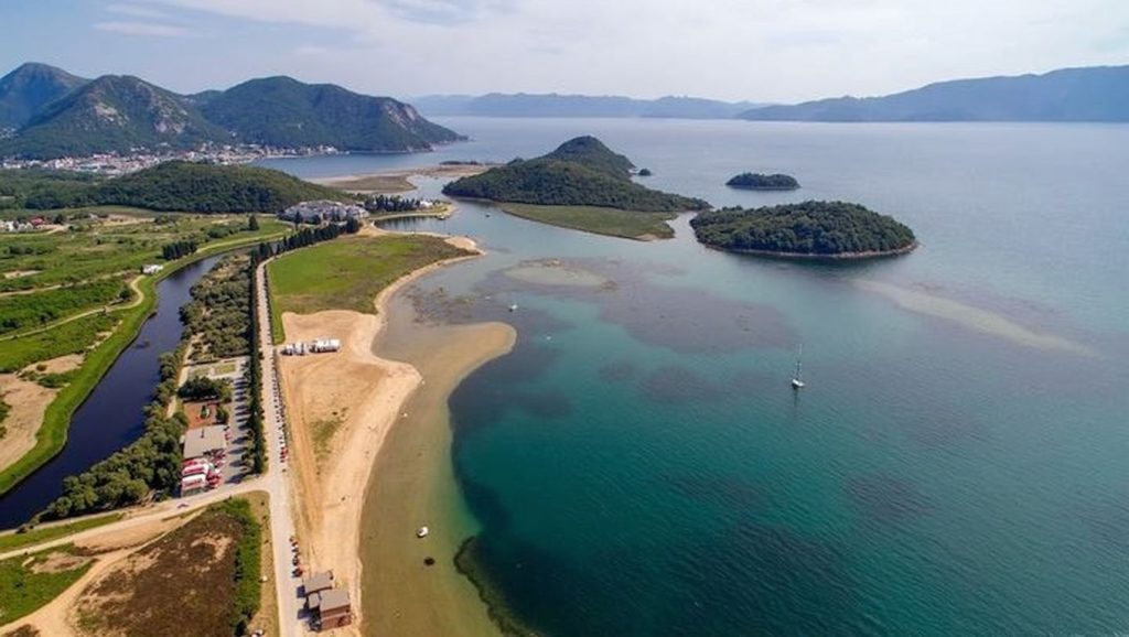 Arena y orilla en Plaža Ušće, Croacia, Croacia