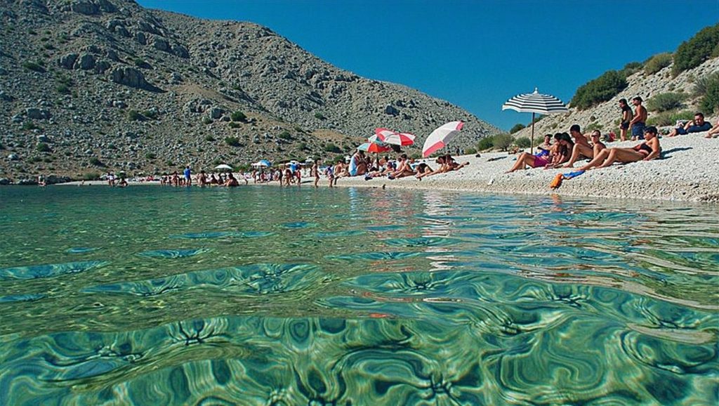 Detalle de arena y agua en Plaža Ušće, Croacia