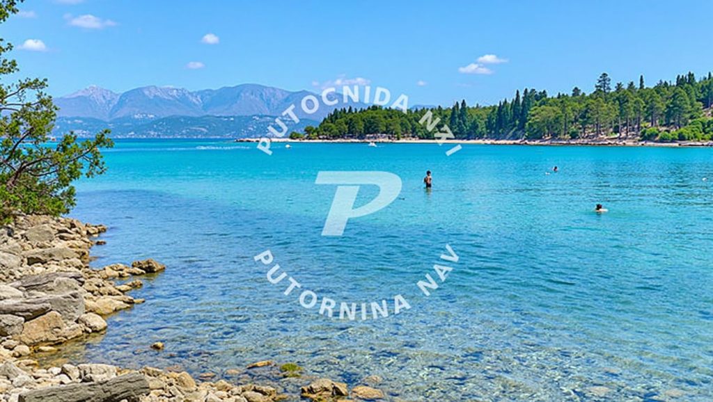 Vista de Plaža Vela Luka desde la orilla, Grad Supetar