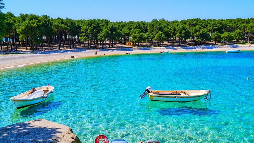 Oleaje en la orilla de Plaža Velika Raduča, costa de Croacia