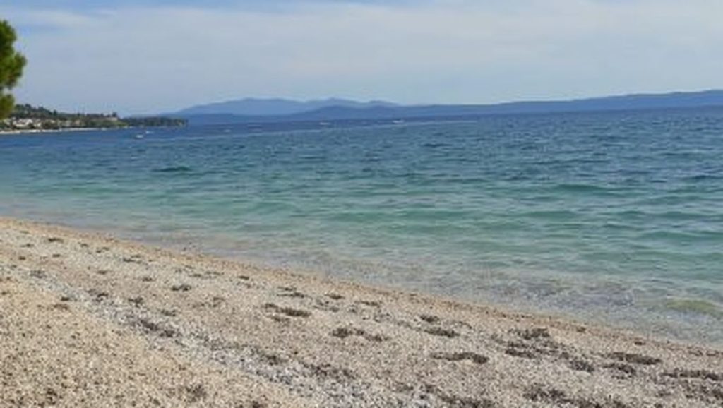 Olas rompiendo en Plaža Velika Slatina, Croacia