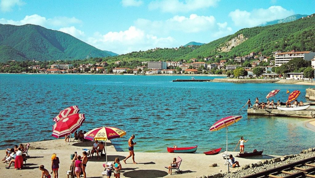 Orilla tranquila de Plaža Žalo, playa de Herceg Novi