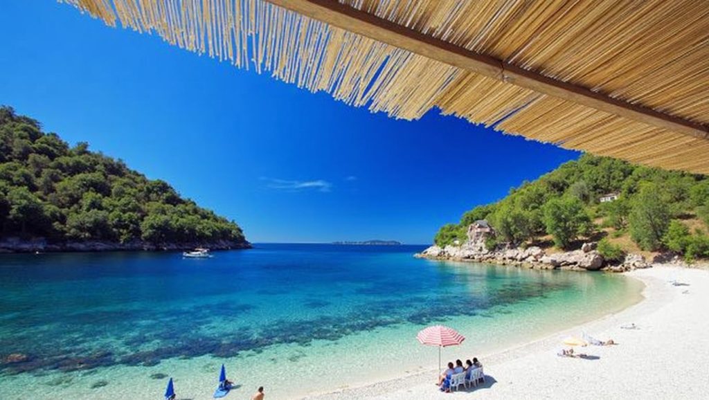 Panorámica de Plaža Zamošće con cielo despejado, Kučište