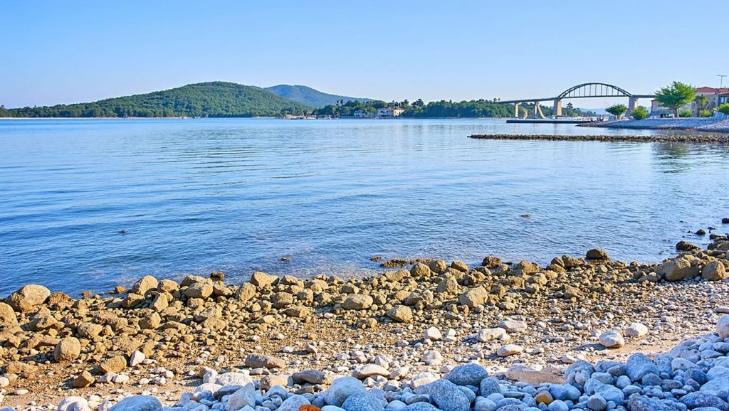 Amplio horizonte marino en Plaža Ždrelaščica, Croacia