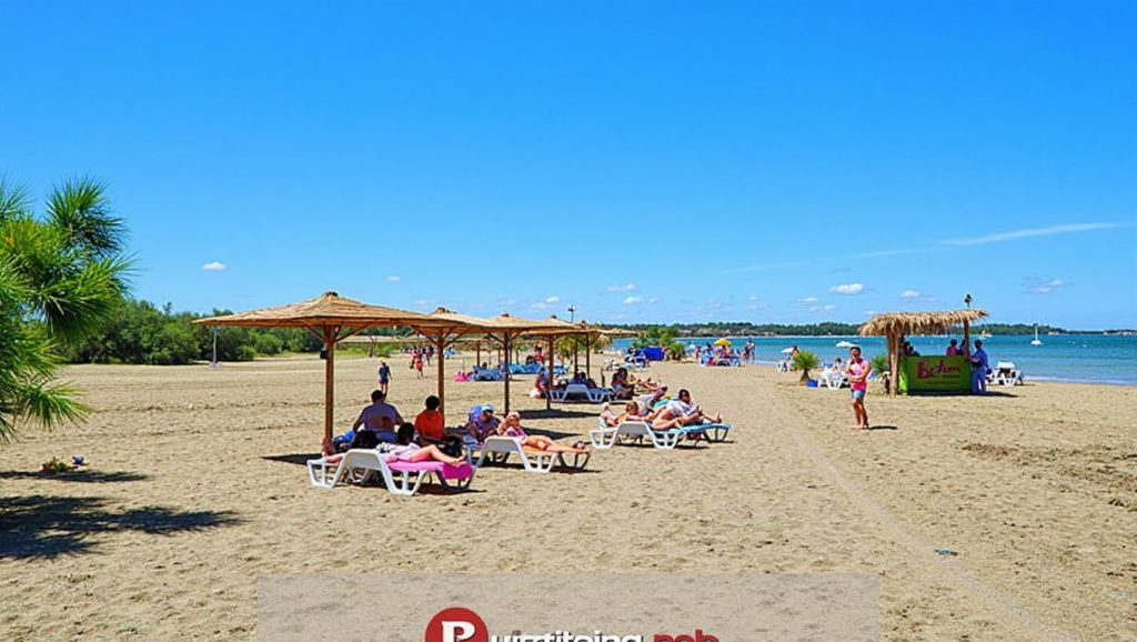 Orilla de Plaža Ždrijac con olas suaves en Croacia