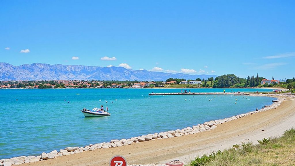 Detalle de arena y agua en Plaža Ždrijac, Croacia