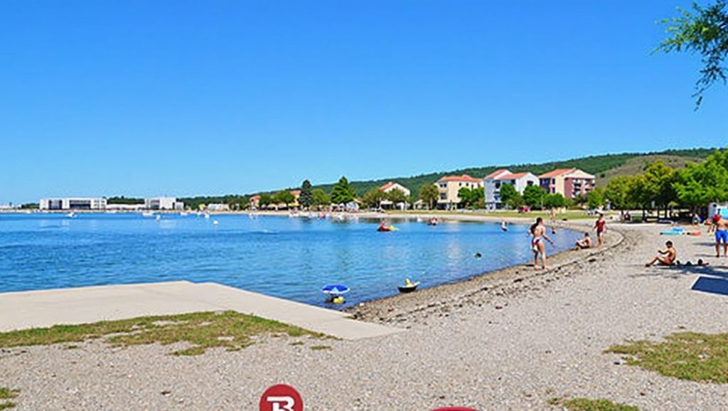 Orilla de Plaža Zlatna Luka con olas suaves en Croacia