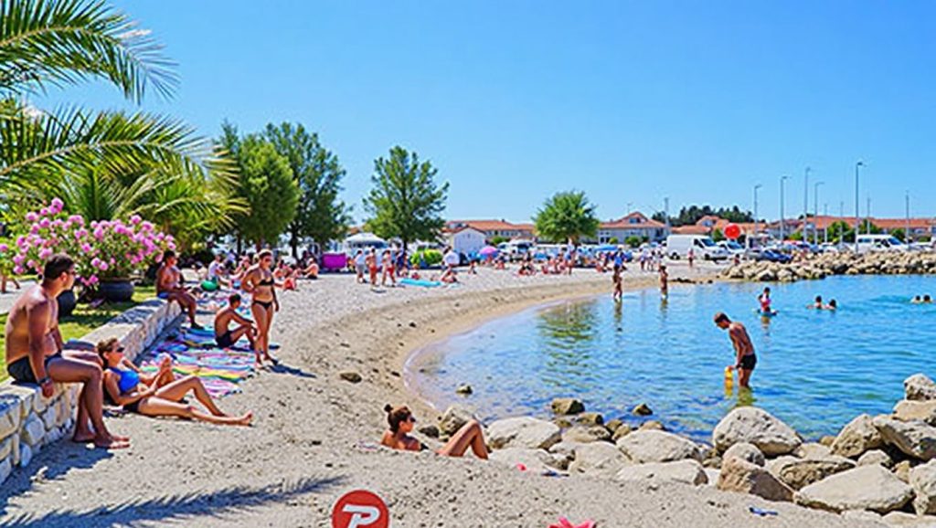 Costa de Croacia desde Plaža Zlatna Luka, Croacia