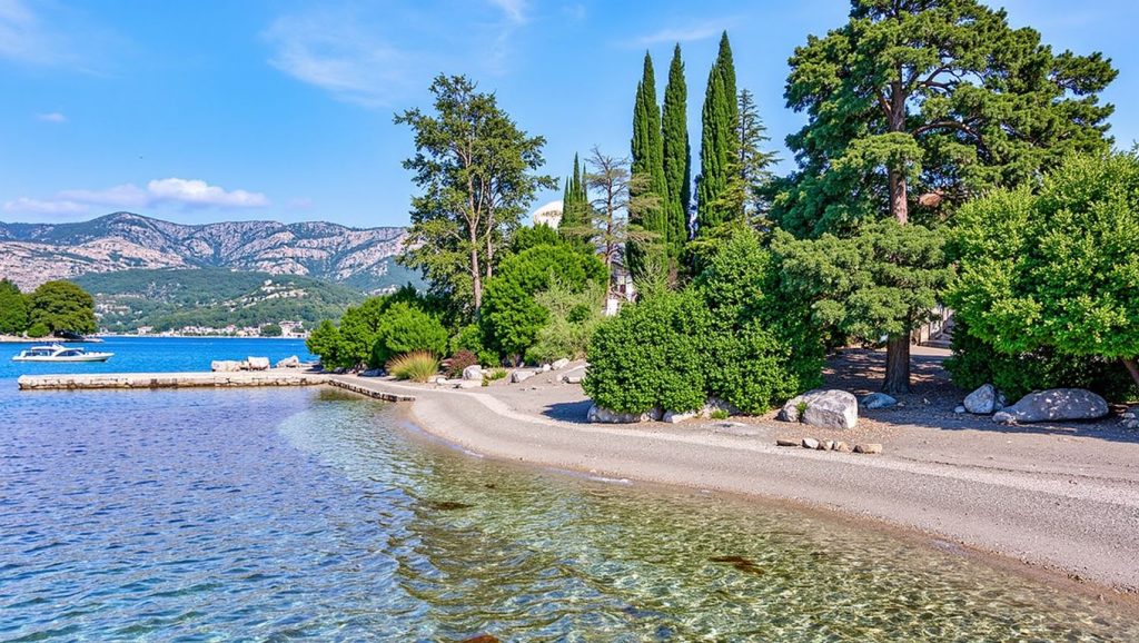 Línea de costa en Plaža Žrnovska banja, Croacia
