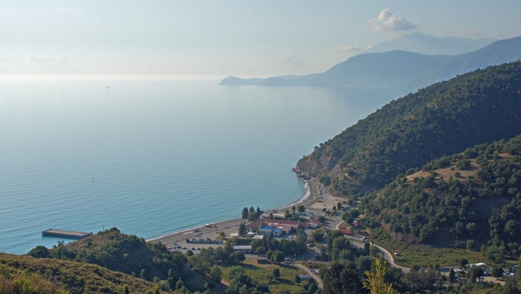 Oleaje en la orilla de Plazhi i Akernisë, costa de Fier