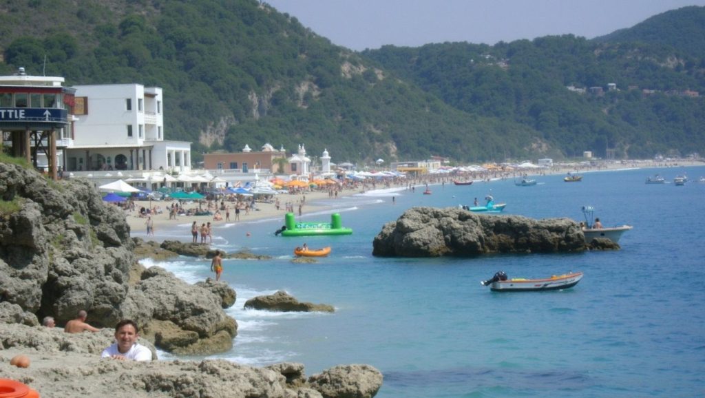 Costa de Fier desde Plazhi i Akernisë, Albania
