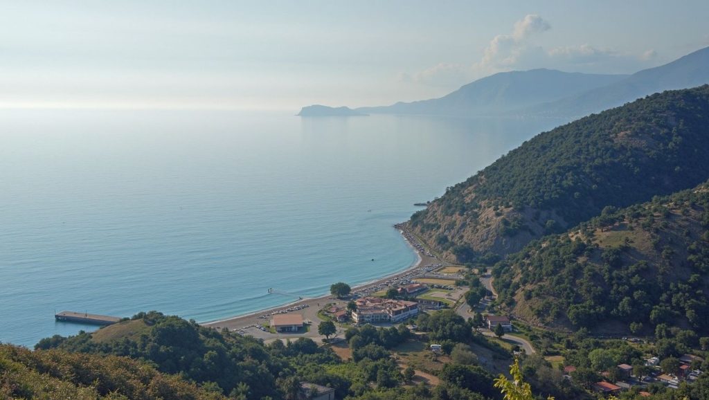 Primer plano de la orilla de Plazhi i Porto Palermo, Himara