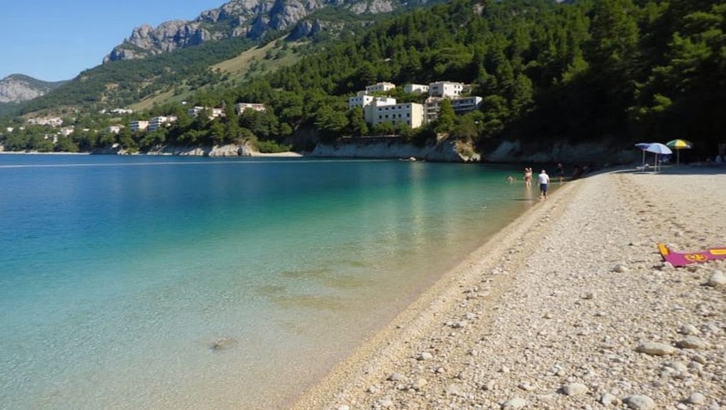 Detalle de arena y agua en plažice, Croacia