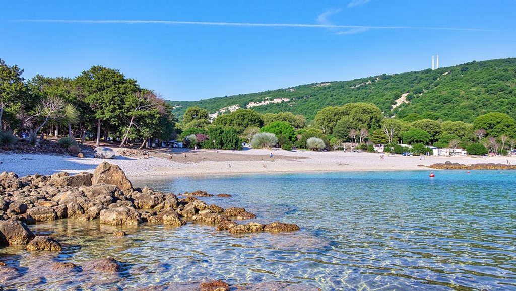 Orilla de Plieski con olas suaves en Croacia