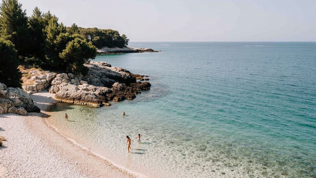 Vista del litoral en Pliševac, Croacia