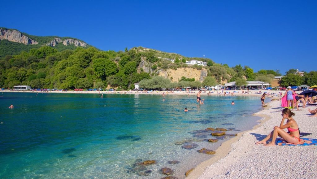 Oleaje en la orilla de Podgrad, costa de Croacia
