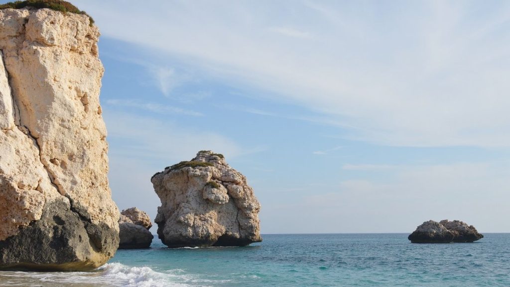 Oleaje en la orilla de Polyxenia Beach, costa de ?