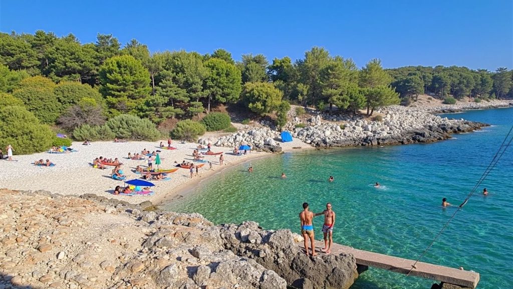 Detalle de arena y agua en Porat, Croacia