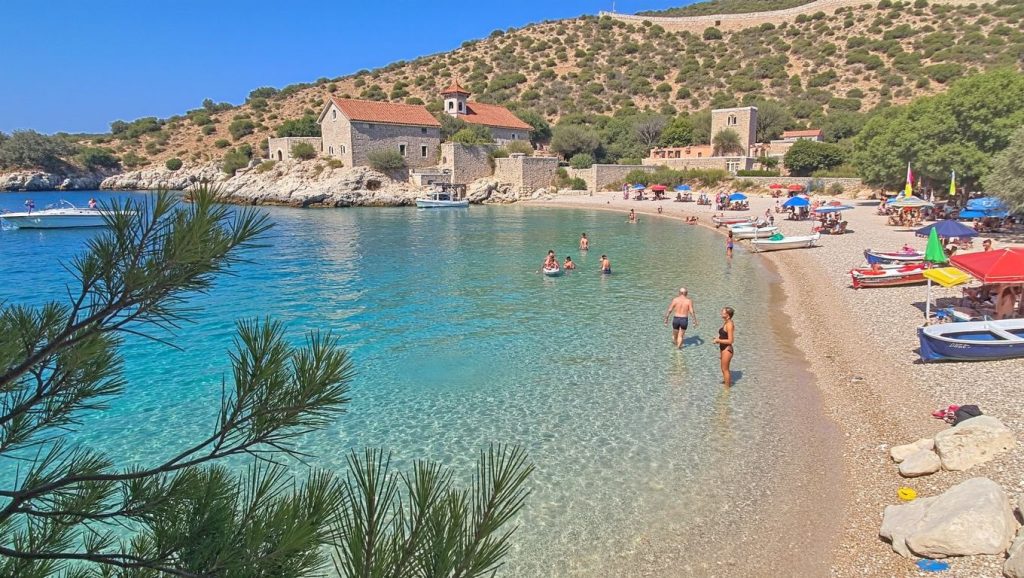 Amplio horizonte marino en Porat, Croacia