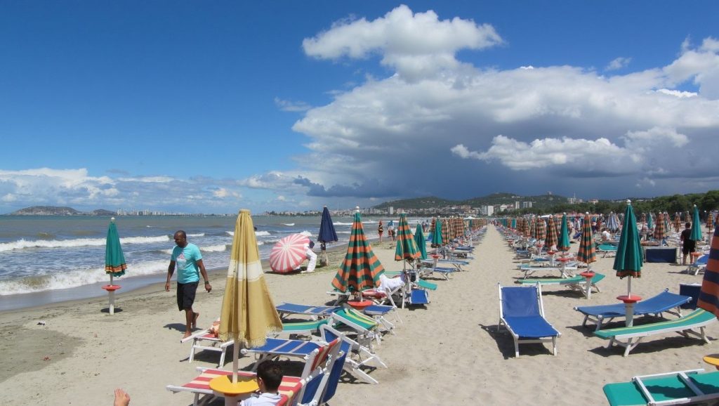 Vista amplia de Porto Novo Beach en Vlorë, Albania