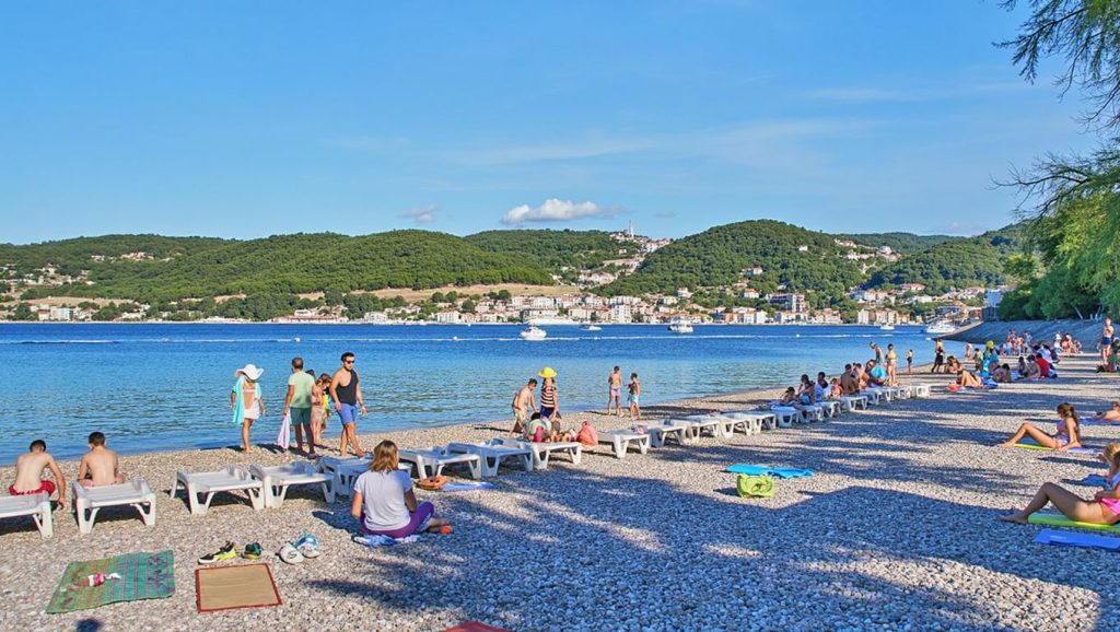 Detalle de arena y agua en PRIROVO BEACH, Croacia