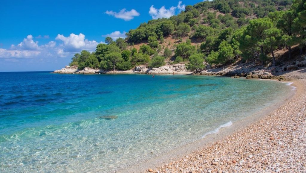 Orilla de Pritiscina con olas suaves en Grad Komiža