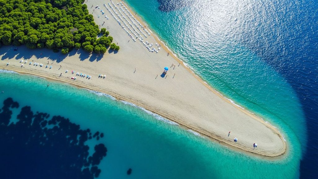 Orilla de Pržina con olas suaves en Croacia