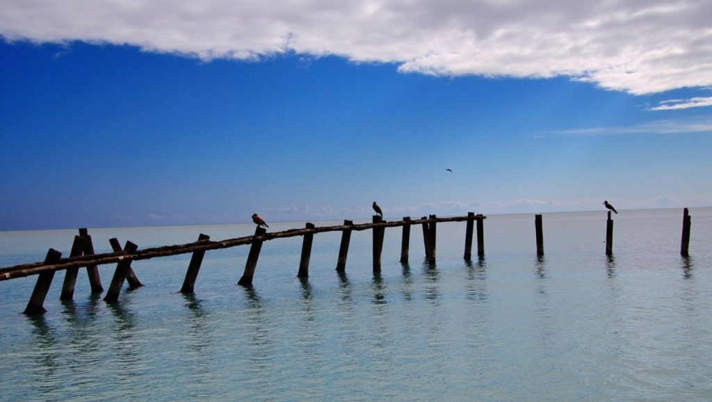 Detalle de arena y agua en Punta de Piedra, Isla de la Juventud