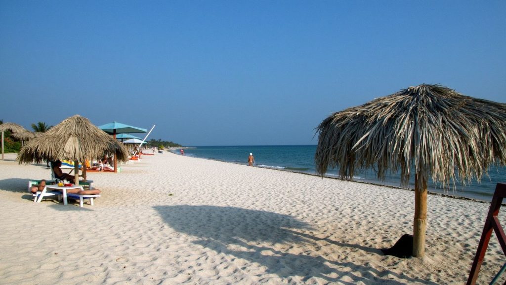 Arena y mar en Punta del Medio, Camagüey, Cuba