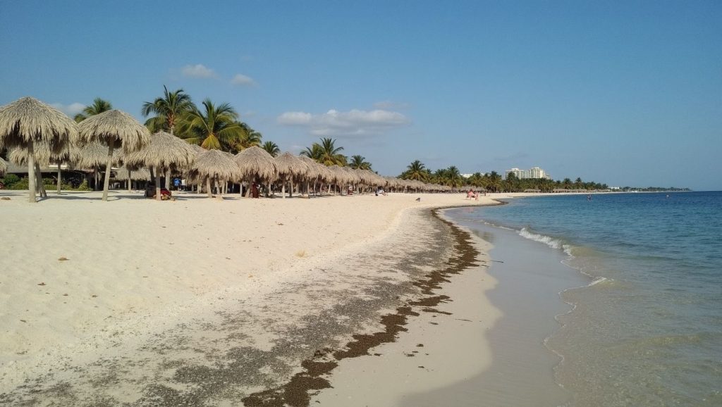 Orilla tranquila de Punta Playuelas, playa de Cayo Coco