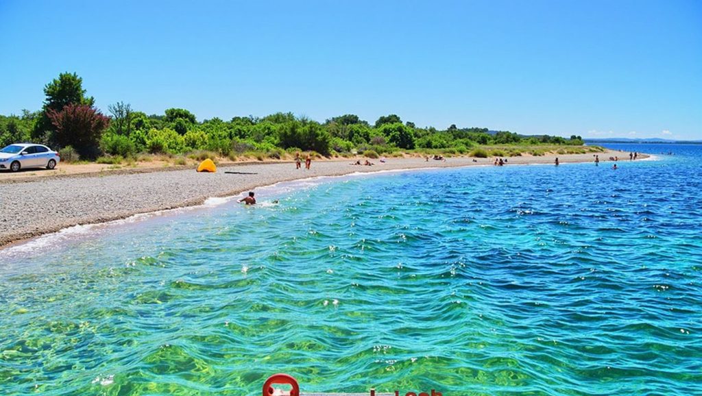 Arena y mar en Puntamika, Croacia, Croacia