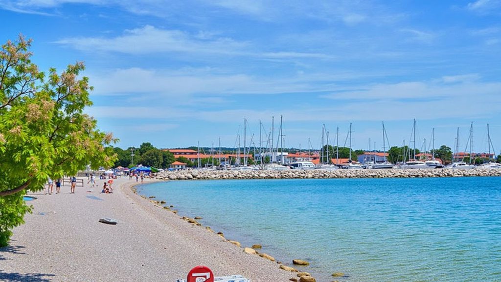 Arena y orilla en Puntamika, Croacia, Croacia
