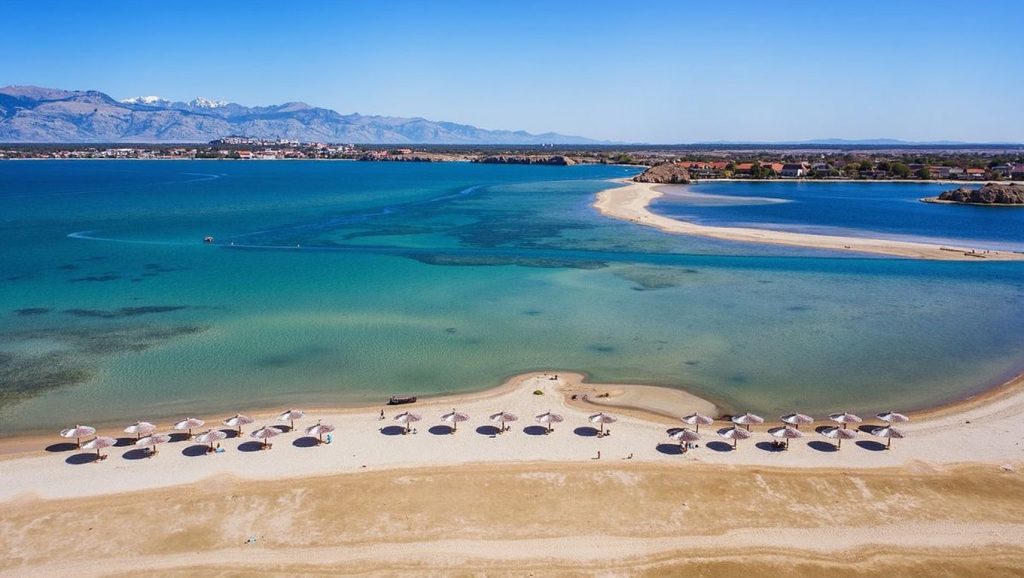 Arena y orilla en Queen's Beach, Nin, Croacia