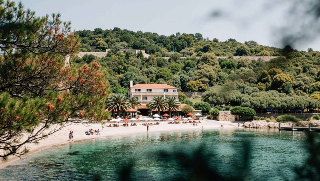 Primer plano de la orilla de Ratac, Croacia