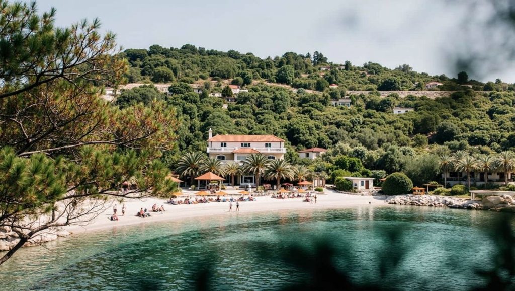 Amplio horizonte marino en Ratac, Croacia
