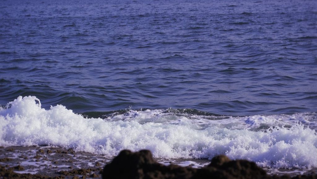 Orilla de Red Cliffs Beach con olas suaves en ?