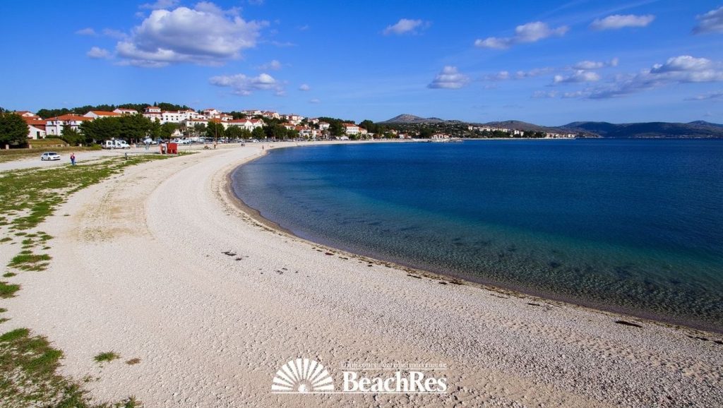 Orilla tranquila de Rezalište, playa de Croacia