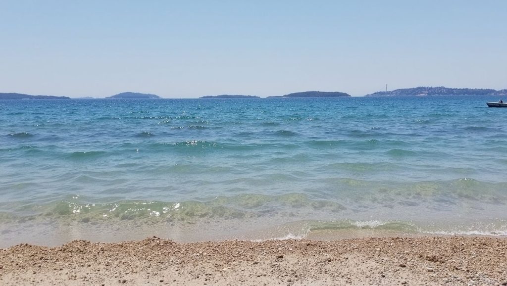 Primer plano de la orilla de Rezalište, Croacia