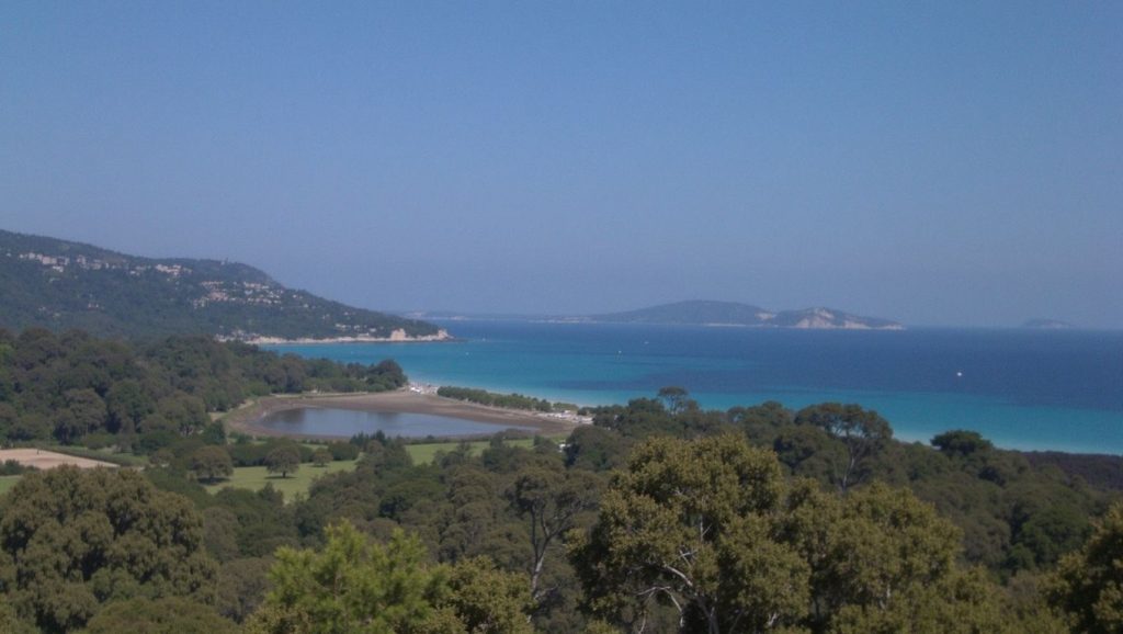 Oleaje en la orilla de Sant'Ambroggio, costa de Calvi