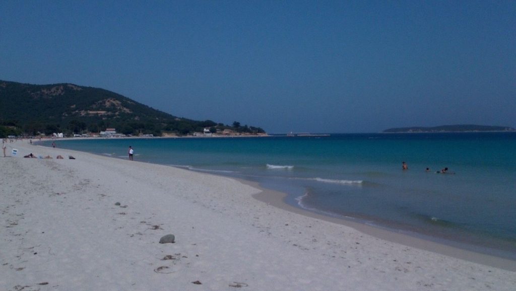 Detalle de arena y agua en Sant'Ambroggio, Calvi