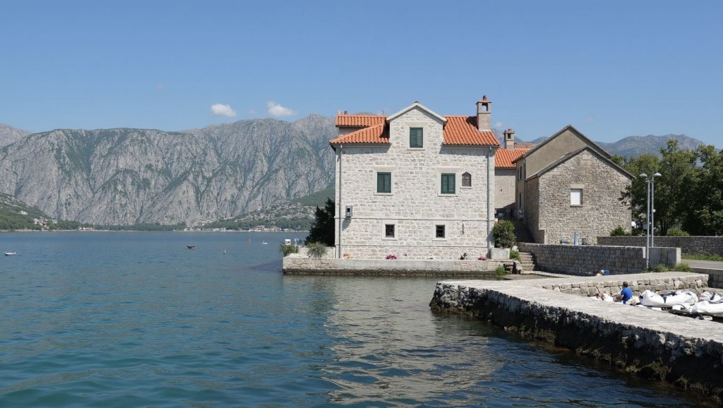 Arena y mar en Savina, Herceg Novi, Montenegro