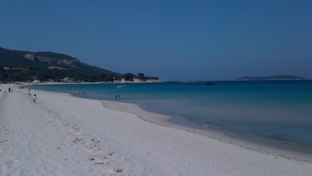 Orilla tranquila de Separella, playa de Propriano