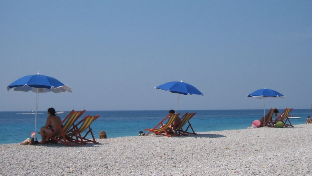 Orilla de Shën Albani, Karaburun con olas suaves en Vlorë
