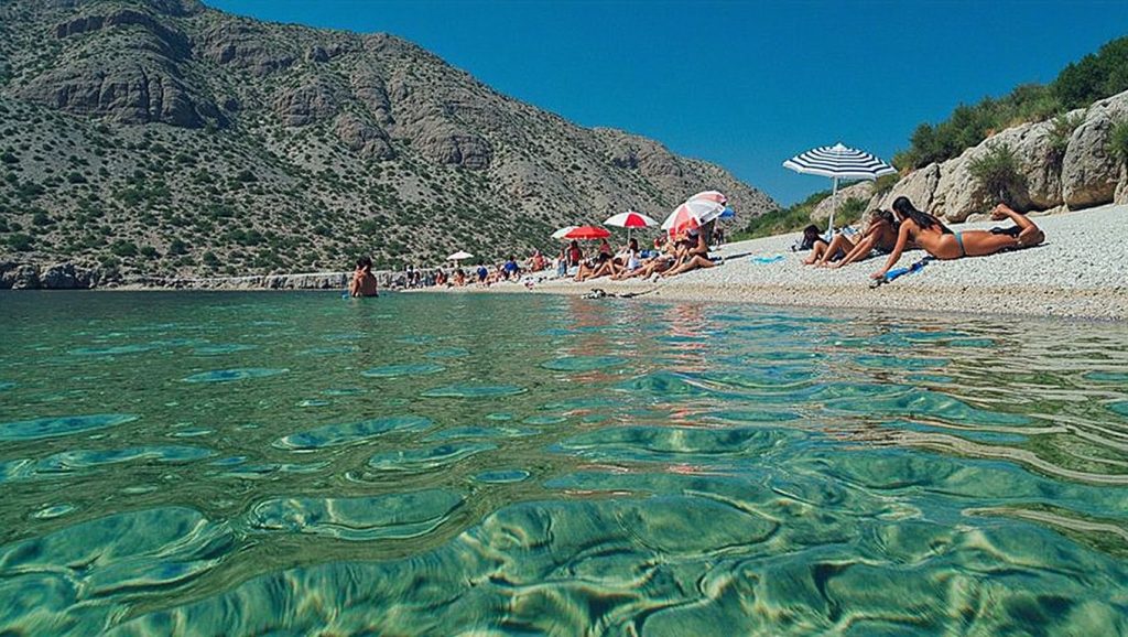 Orilla de Sitno con olas suaves en Croacia
