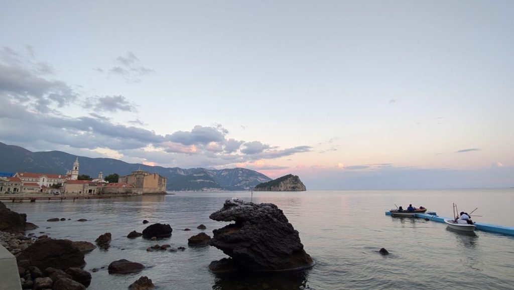 Paseo hacia Slovenska plaža, Budva