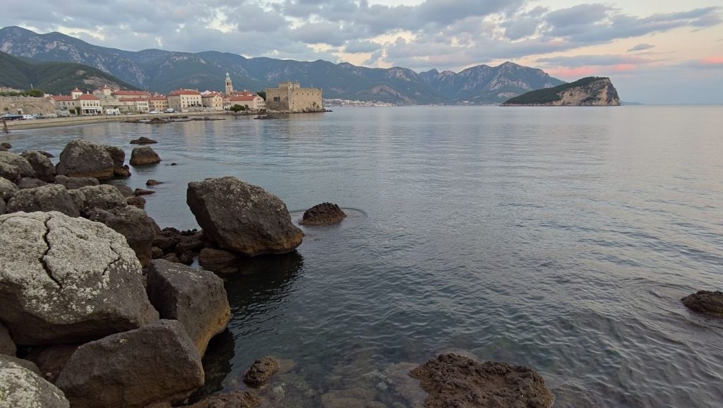 Detalle de arena y agua en Slovenska plaža, Budva