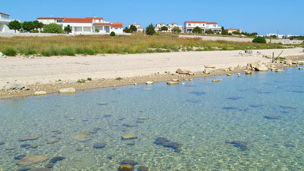 Arena y orilla en Soldatica Beach, Croacia, Croacia